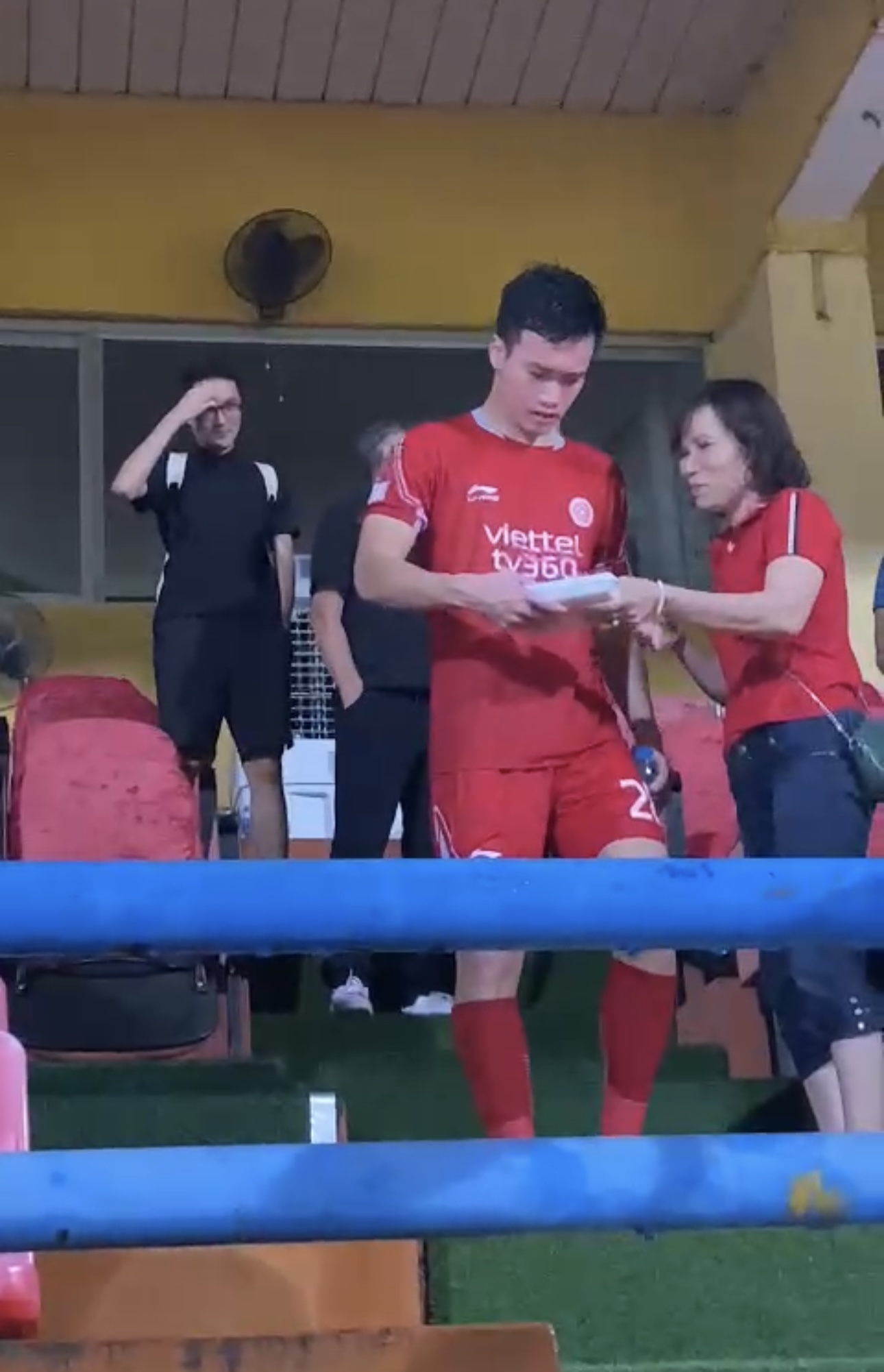 Hoàng Đức tay bắt mặt mừng với HLV Troussier sau trận hoà Bình Định FC - Ảnh 3.