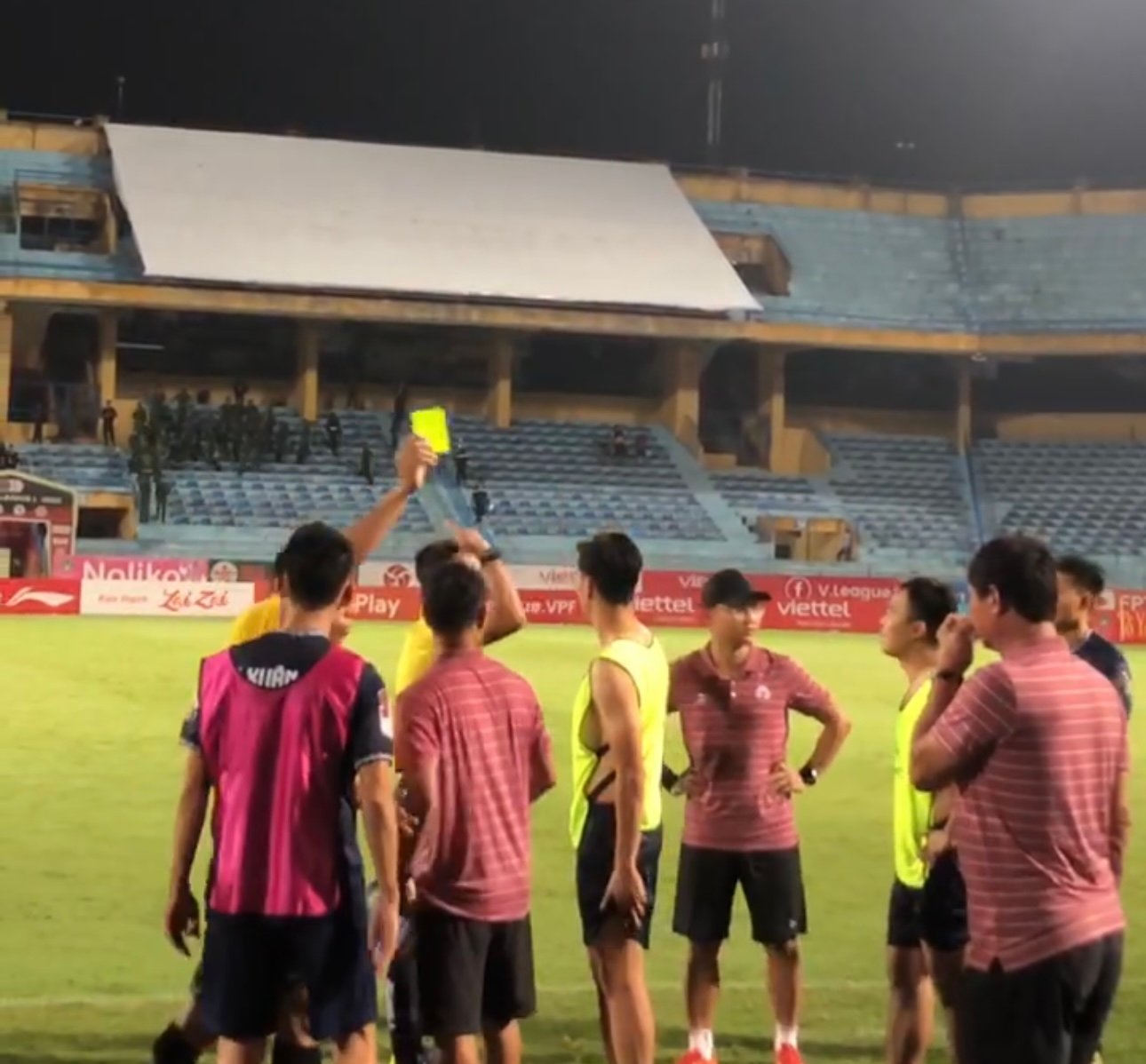 Hoàng Đức tay bắt mặt mừng với HLV Troussier sau trận hoà Bình Định FC - Ảnh 5.