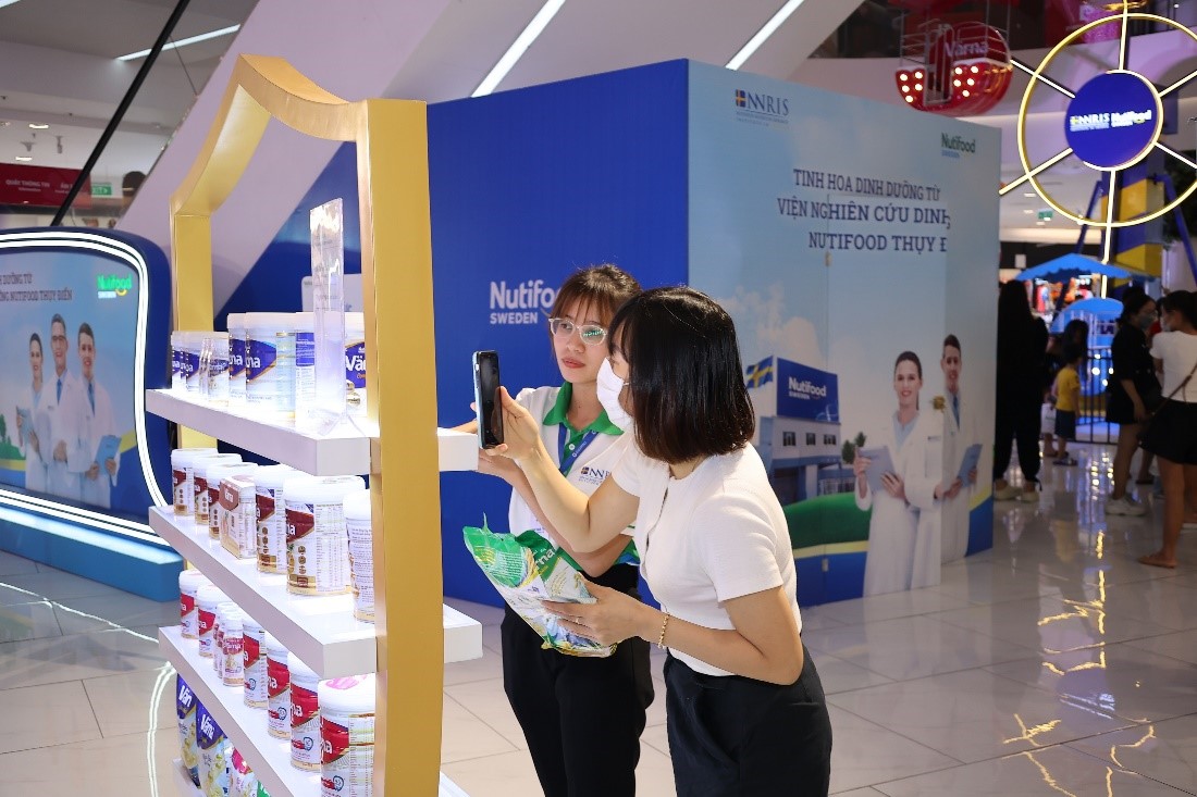 Hàng ngàn người dùng xếp hàng trải nghiệm tại Triển lãm Viện Nghiên cứu Dinh dưỡng Nutifood Thụy Điển - Ảnh 12.