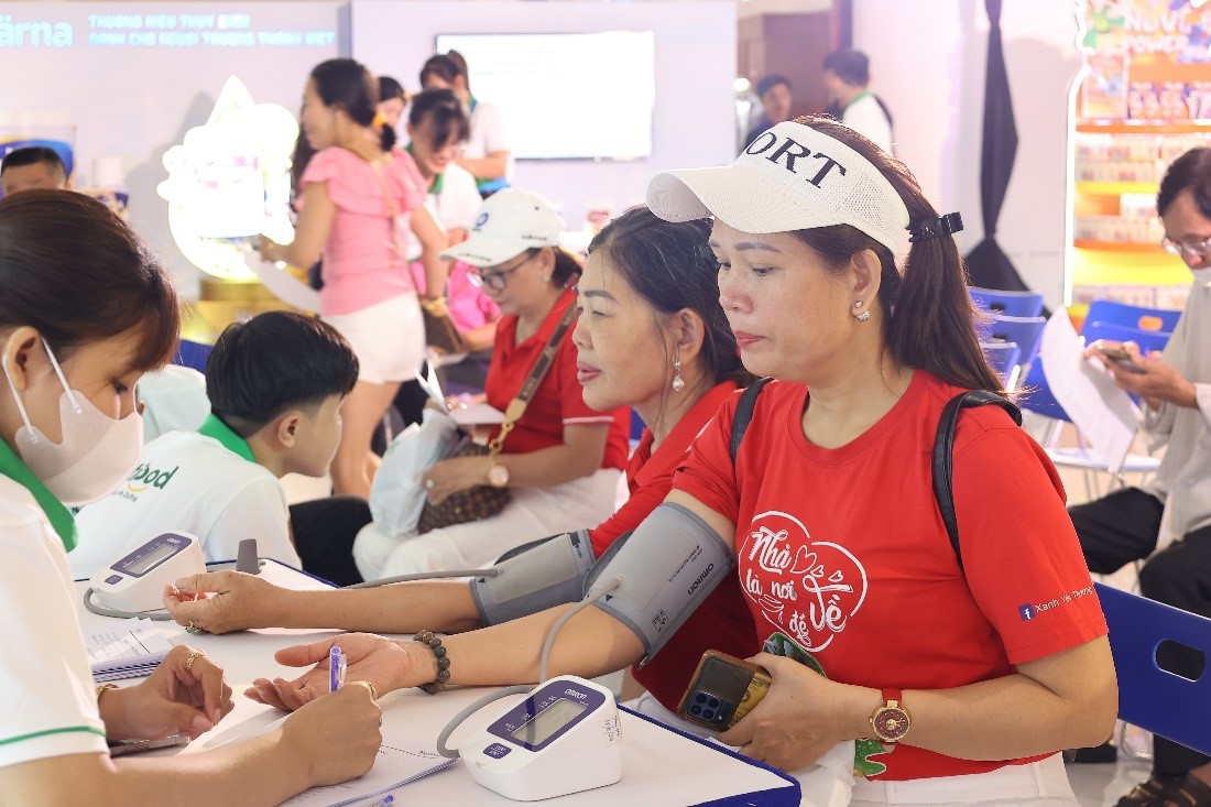 Hàng ngàn người dùng xếp hàng trải nghiệm tại Triển lãm Viện Nghiên cứu Dinh dưỡng Nutifood Thụy Điển - Ảnh 6.