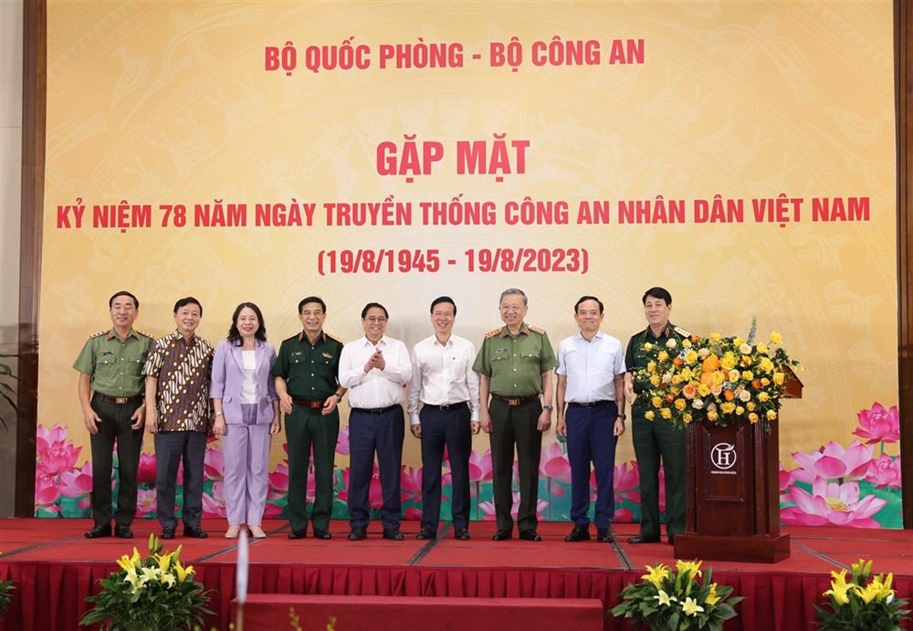Thủ tướng và Chủ tịch nước dự buổi gặp mặt Bộ Công an - Bộ Quốc phòng - Ảnh 1.