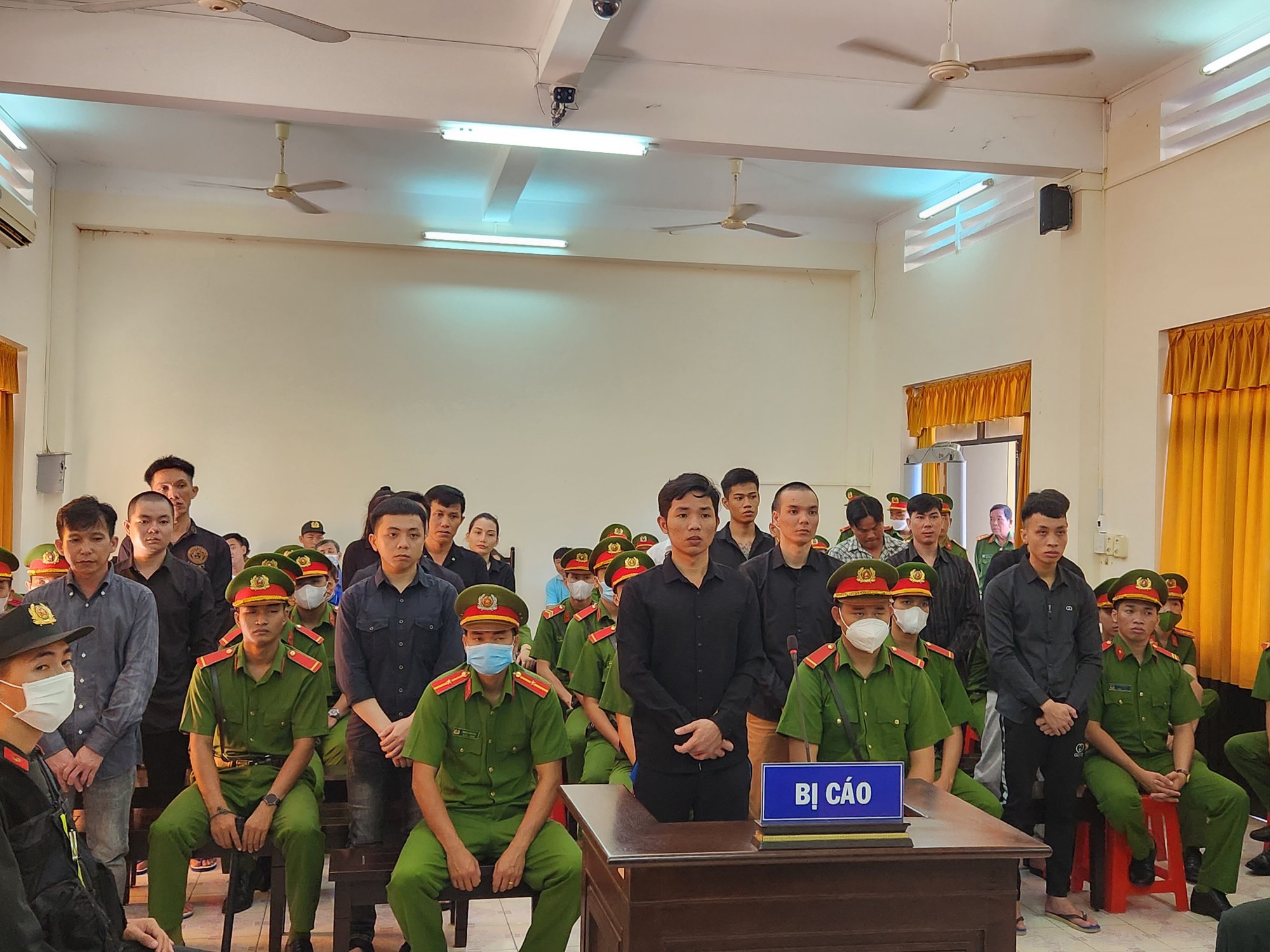 Kiên Giang: Xét xử vụ án chế tạo, tàng trữ, mua bán, vận chuyển trái phép vũ khí quân dụng liên tỉnh lớn nhất nước - Ảnh 2.