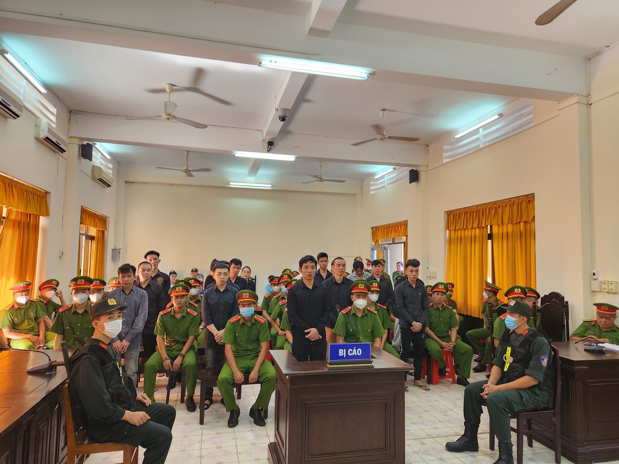 Kiên Giang: Xét xử vụ án chế tạo, tàng trữ, mua bán, vận chuyển trái phép vũ khí quân dụng liên tỉnh lớn nhất nước - Ảnh 3.