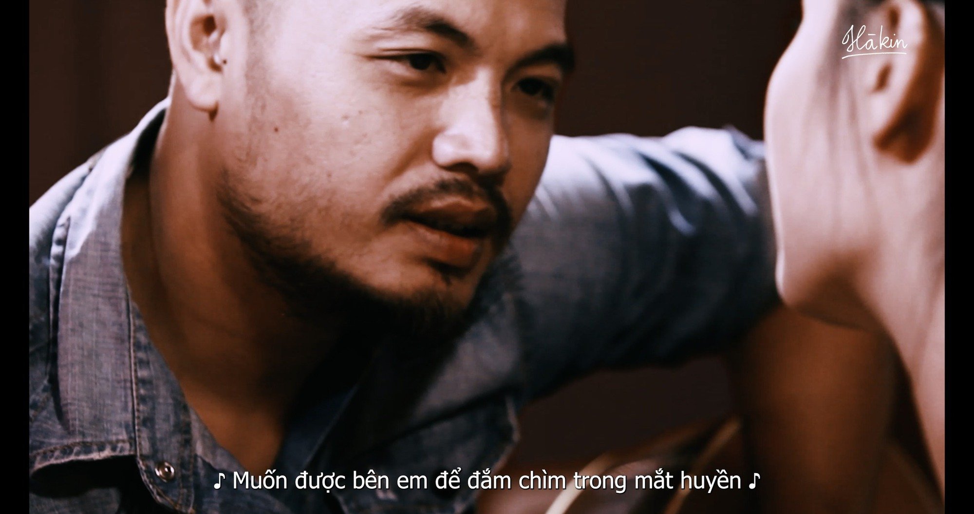 Câu chuyện &quot;tâm linh&quot; đặc biệt phía sau MV &quot;Mắt đen&quot; của ban nhạc Bức Tường - Ảnh 1.