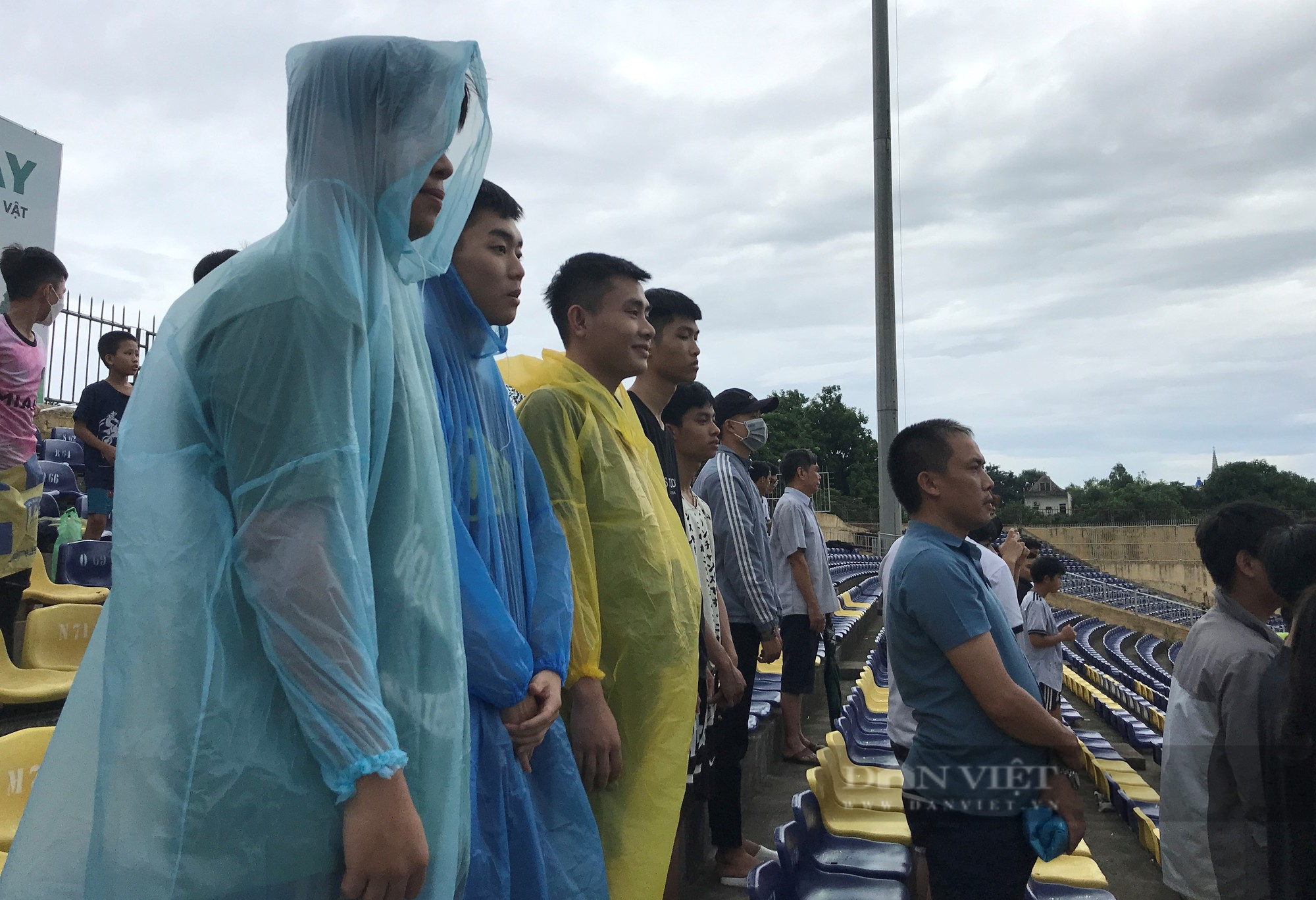 Khản giả đội mưa đến sân Vinh cổ vũ đội nhà trong cuộc tiếp đón Hoàng Anh Gia Lai - Ảnh 3.