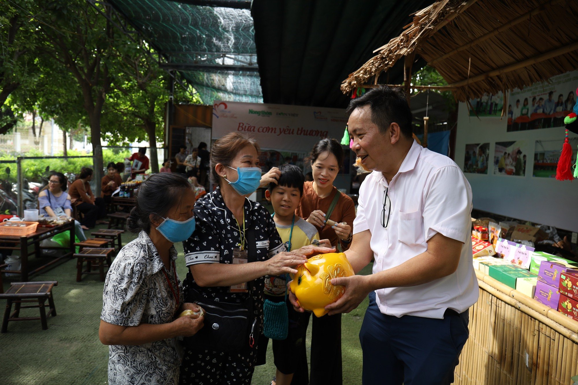 Tiền lẻ có thể &quot;nuôi lợn đất&quot; giúp người nghèo - Ảnh 1.