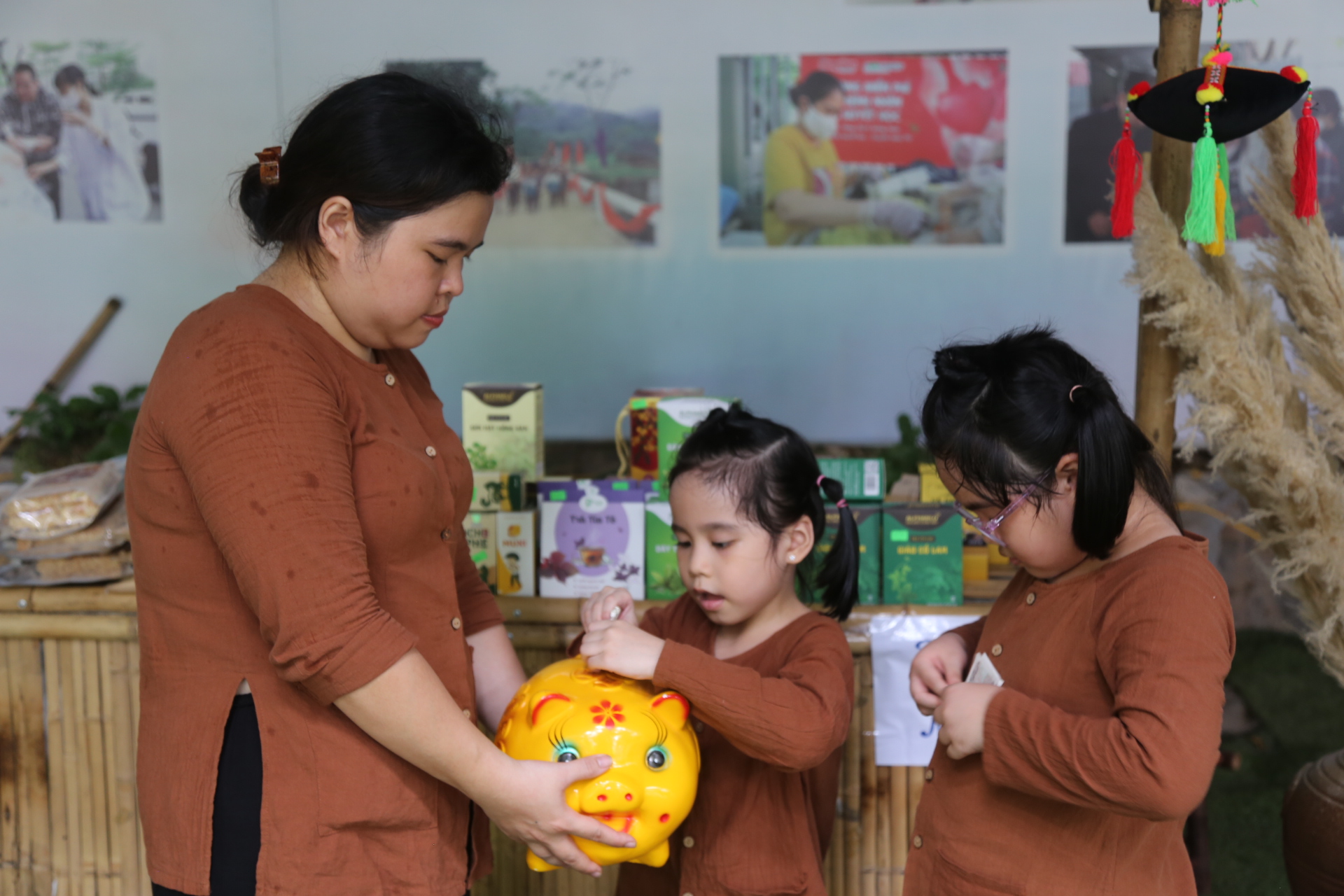 Tiền lẻ có thể &quot;nuôi lợn đất&quot; giúp người nghèo - Ảnh 4.
