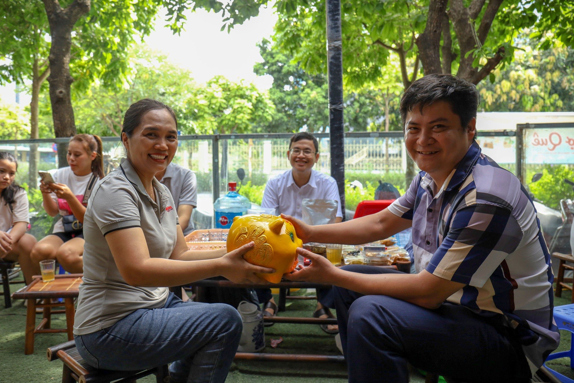 Tiền lẻ có thể &quot;nuôi lợn đất&quot; giúp người nghèo - Ảnh 3.