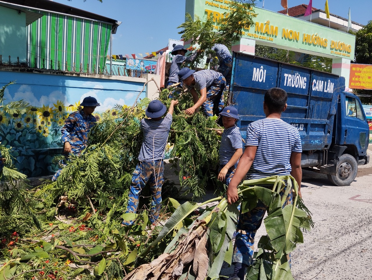 Lữ đoàn 101 phối hợp với Trường mầm non Hướng Dương dọn vệ sinh và chỉnh trang cảnh quan - Ảnh 1.