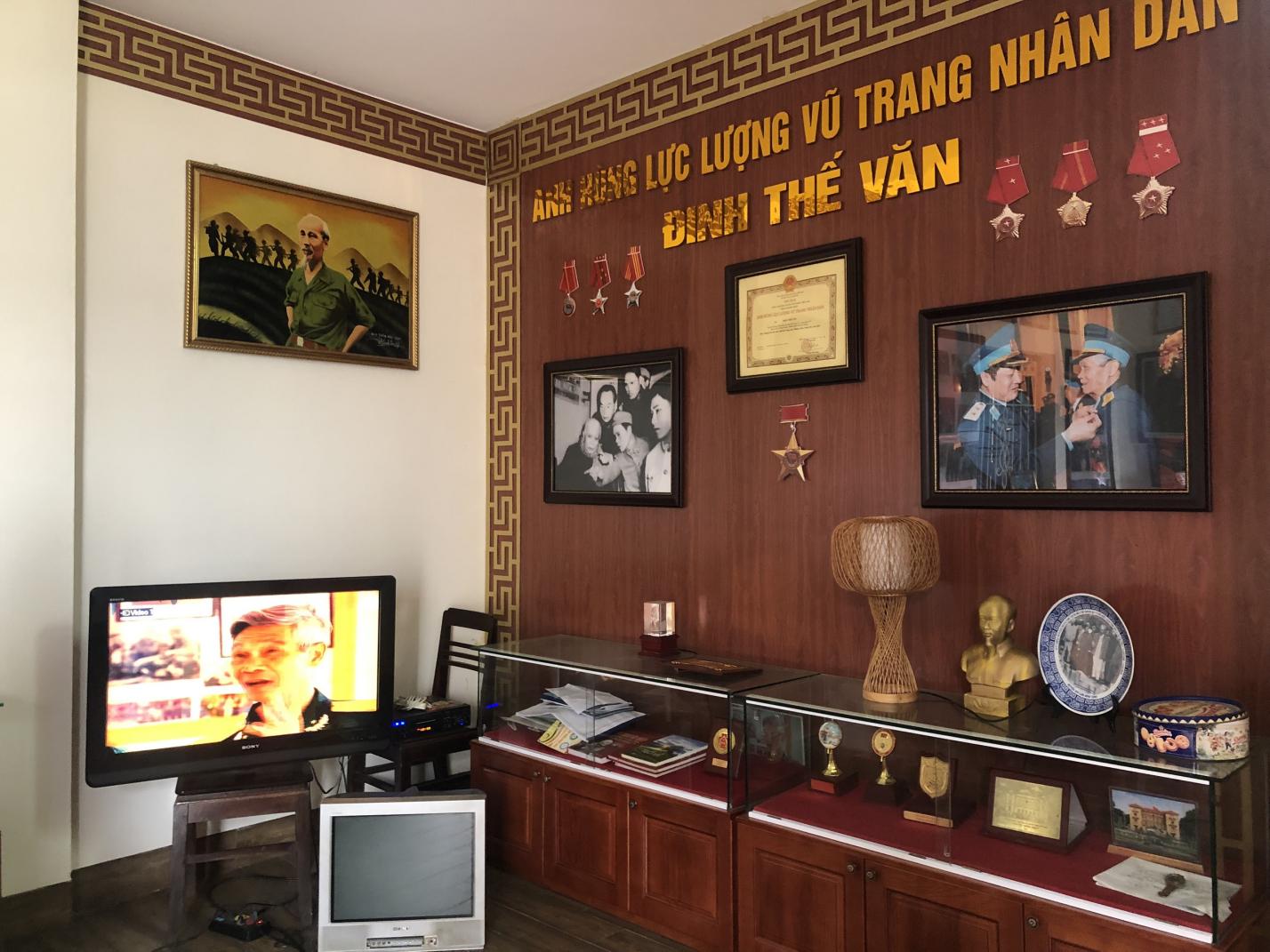 Anh hùng biểu diễn bắn B52… bằng nghệ thuật múa rối ở Hà Nội - Ảnh 2.