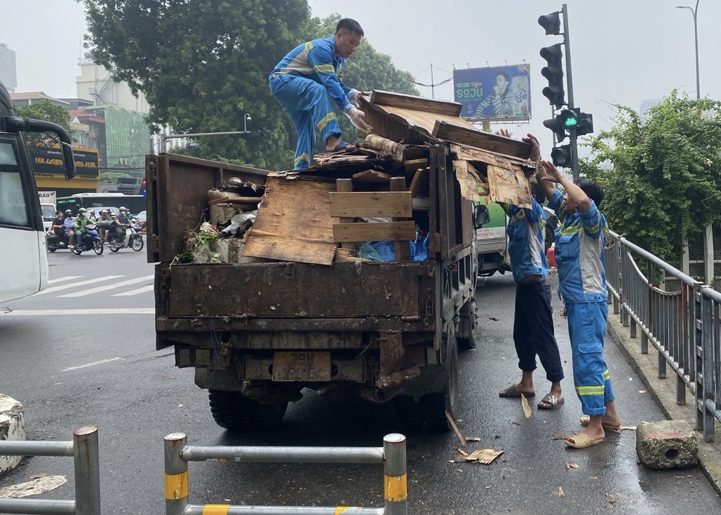 Xóa điểm tập kết rác sai quy định dọc tuyến đi bộ đường Láng - Ảnh 7.