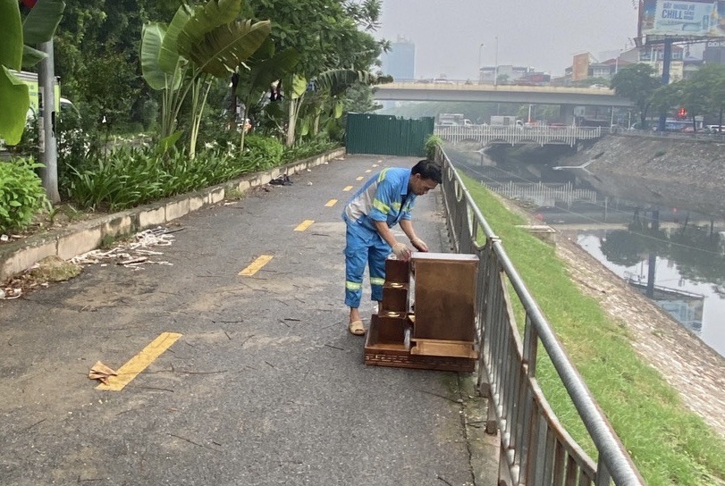Xóa điểm tập kết rác sai quy định dọc tuyến đi bộ đường Láng - Ảnh 3.