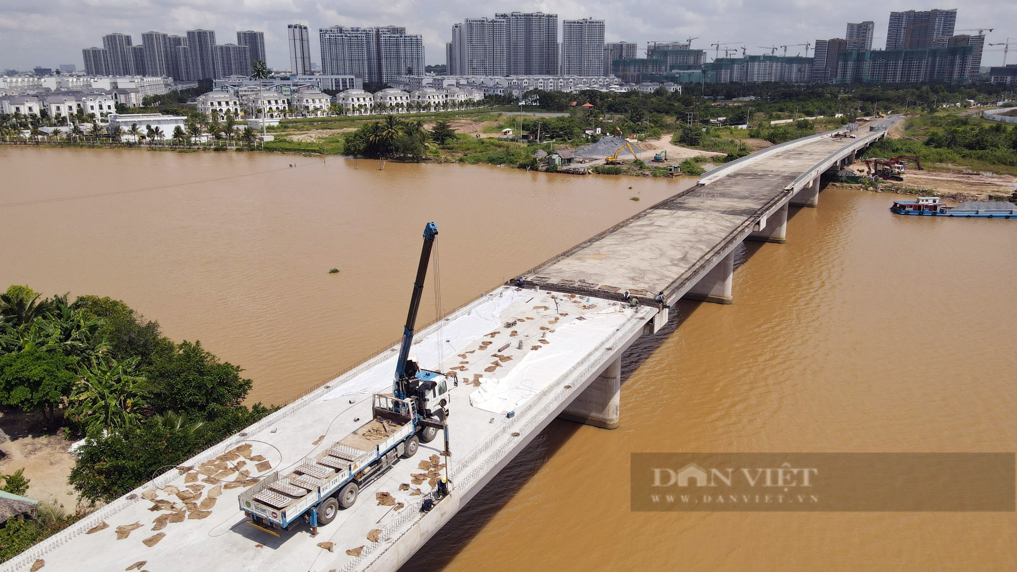 Dang dở nhiều năm, cây cầu hàng trăm tỷ đồng ở TP.Thủ Đức sắp hoàn thành - Ảnh 2.