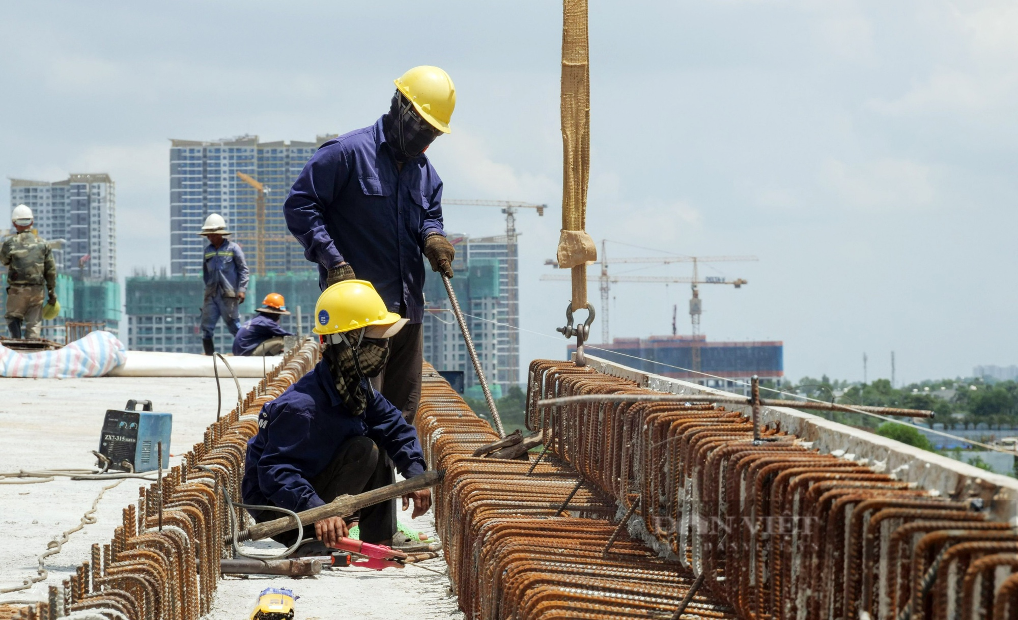 Dang dở nhiều năm, cây cầu hàng trăm tỷ đồng ở TP.Thủ Đức sắp hoàn thành - Ảnh 6.