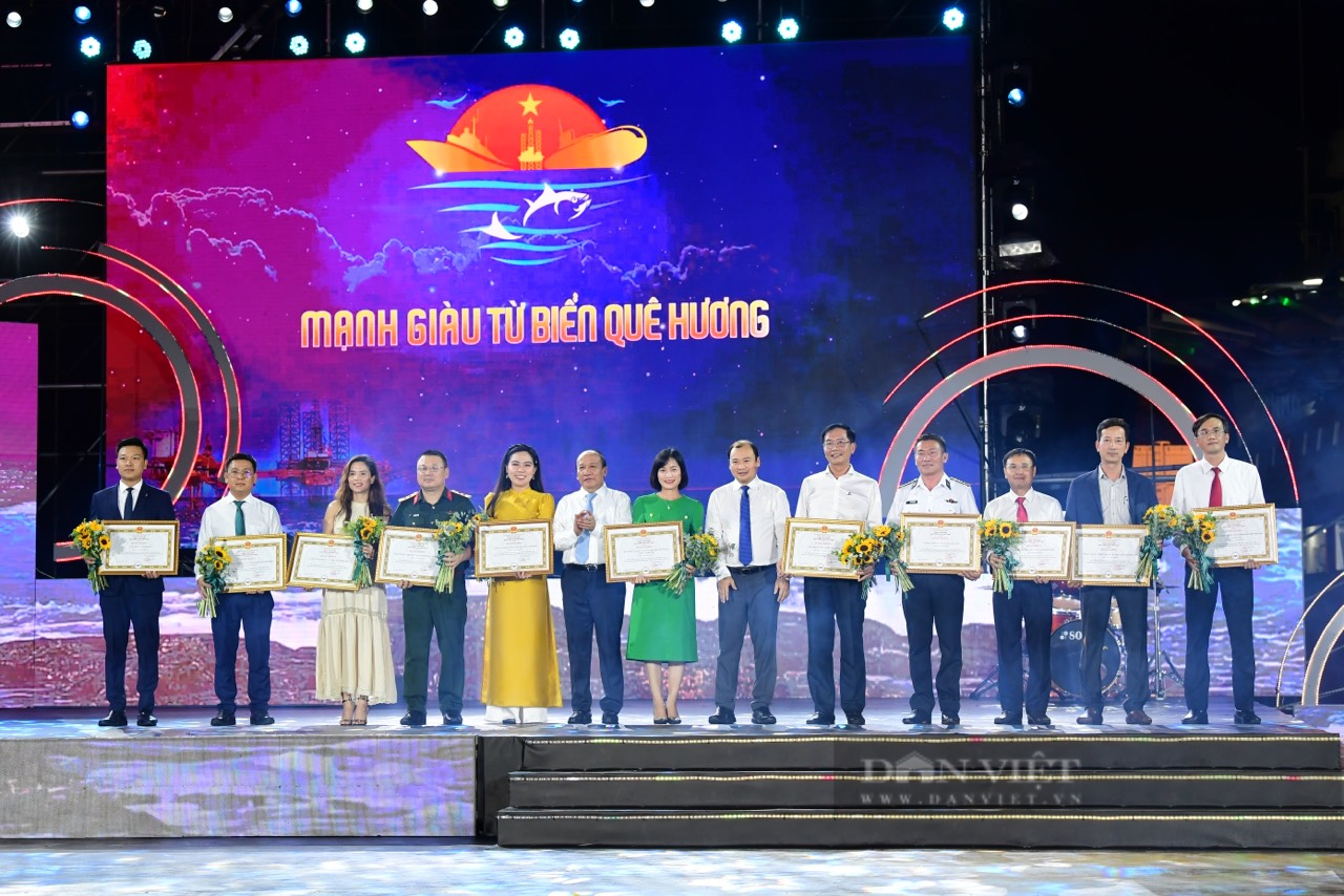 Phó thủ tướng Trần Hồng Hà dự chương trình chính luận nghệ thuật “Mạnh giàu từ biển quê hương”  - Ảnh 7.