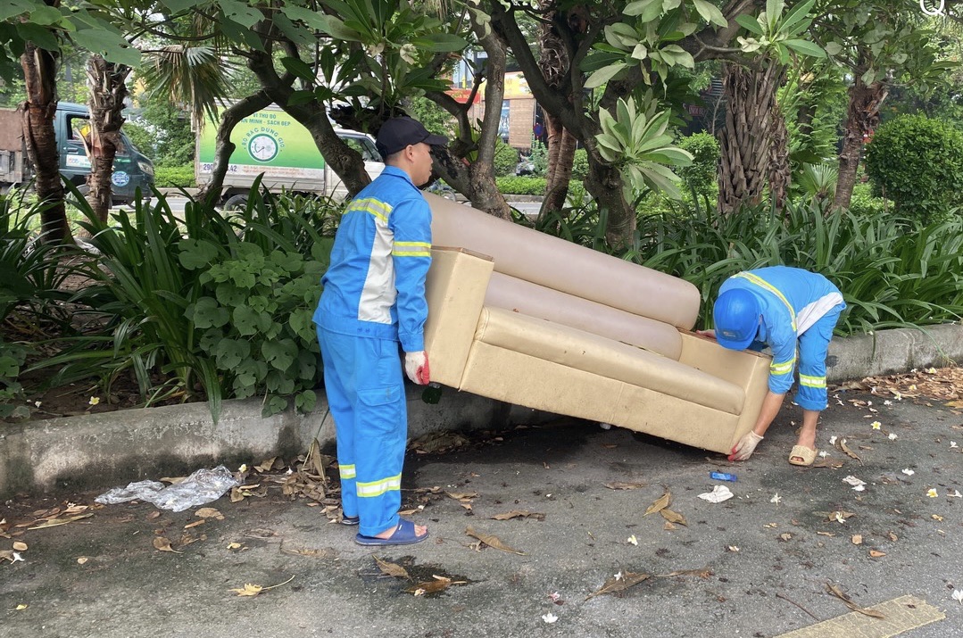 Xóa điểm tập kết rác sai quy định dọc tuyến đi bộ đường Láng - Ảnh 2.