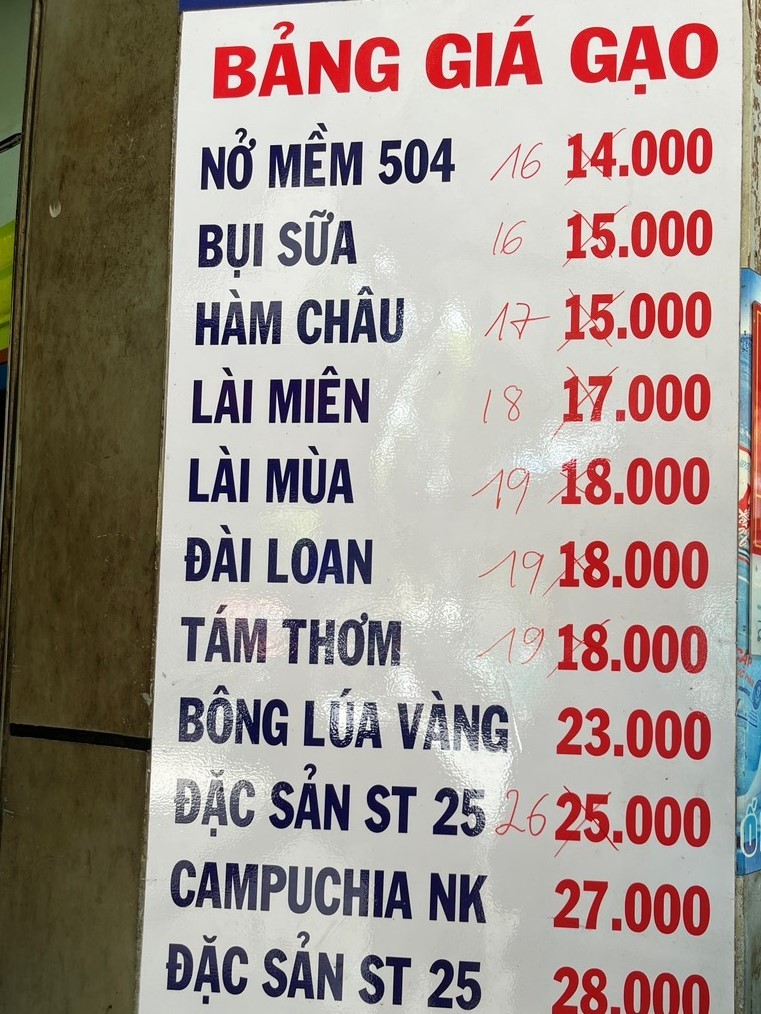 Thị trường đầy gạo, khuyến mãi cao - Ảnh 10.