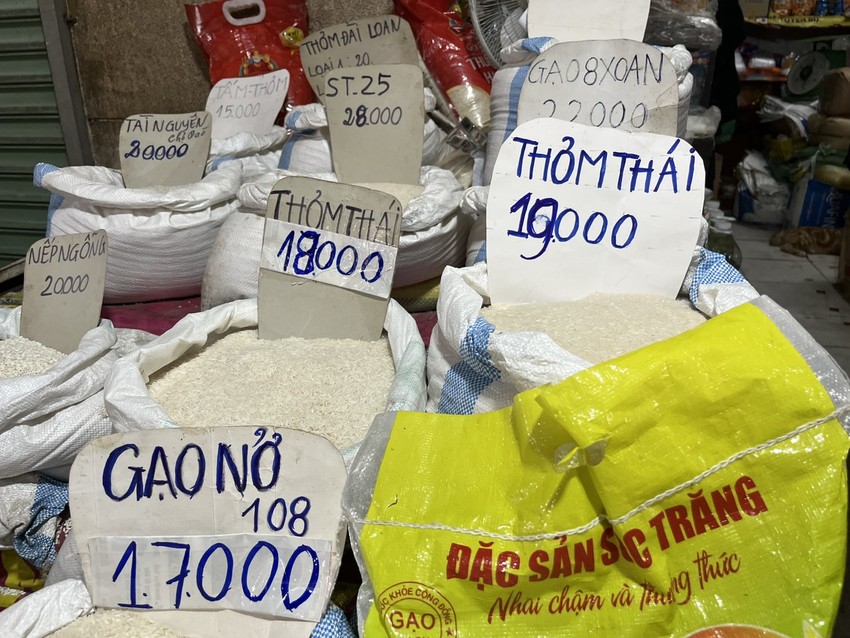 Thị trường đầy gạo, khuyến mãi cao - Ảnh 9.