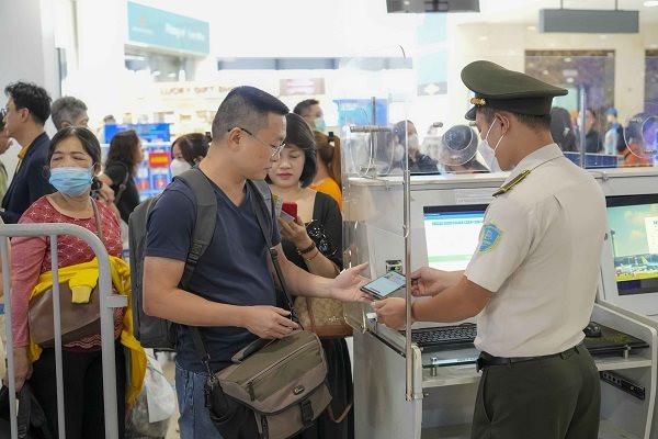 Dùng VNeID đi máy bay lâu hơn cách thông thường - Ảnh 1.