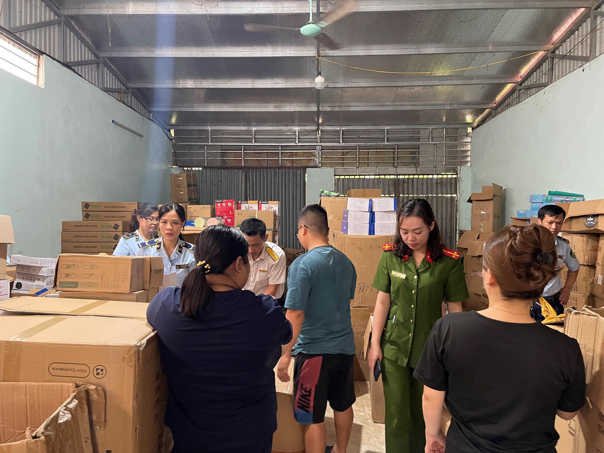 Hòa Bình: Phát hiện hàng nghìn sản phẩm thương mại điện tử không rõ nguồn gốc - Ảnh 2.
