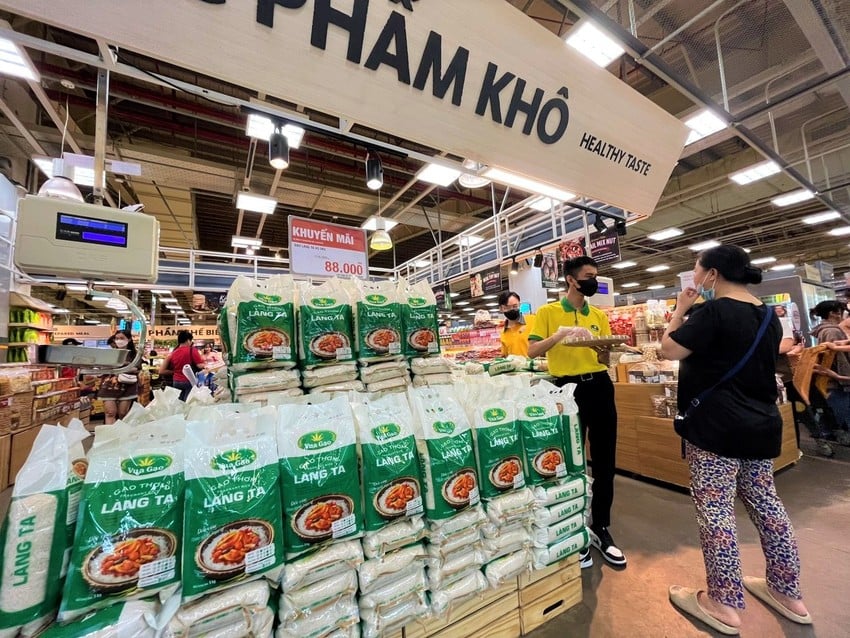 Thị trường đầy gạo, khuyến mãi cao - Ảnh 3.