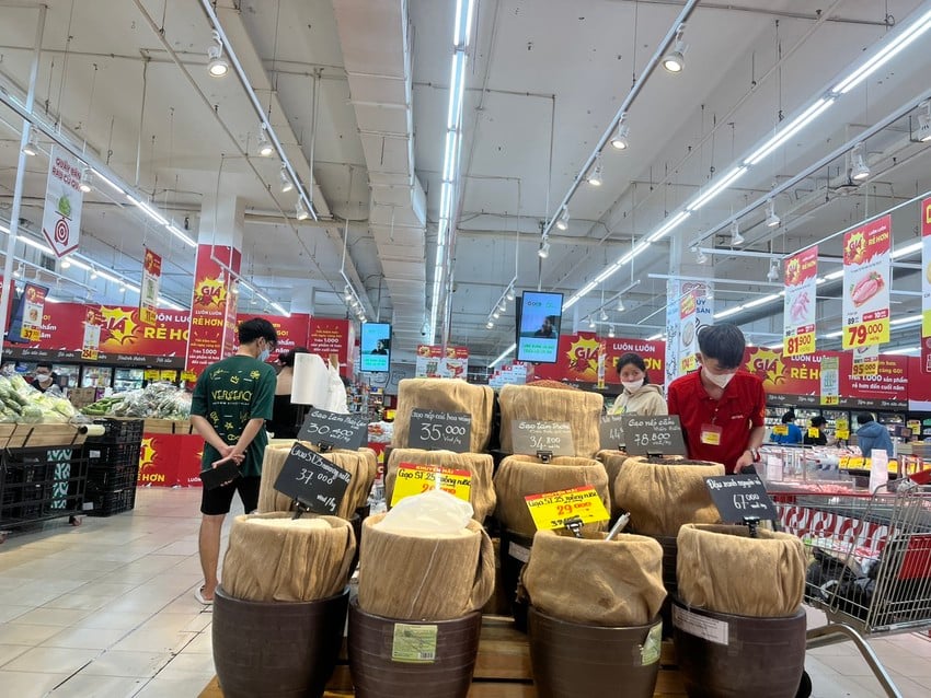 Thị trường đầy gạo, khuyến mãi cao - Ảnh 4.