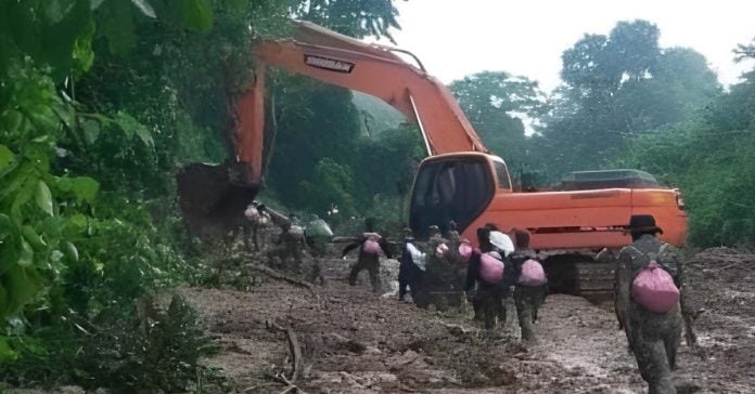 Tài xế Việt thiệt mạng vì sạt lở đất nghiêm trọng ở Lào - Ảnh 1.