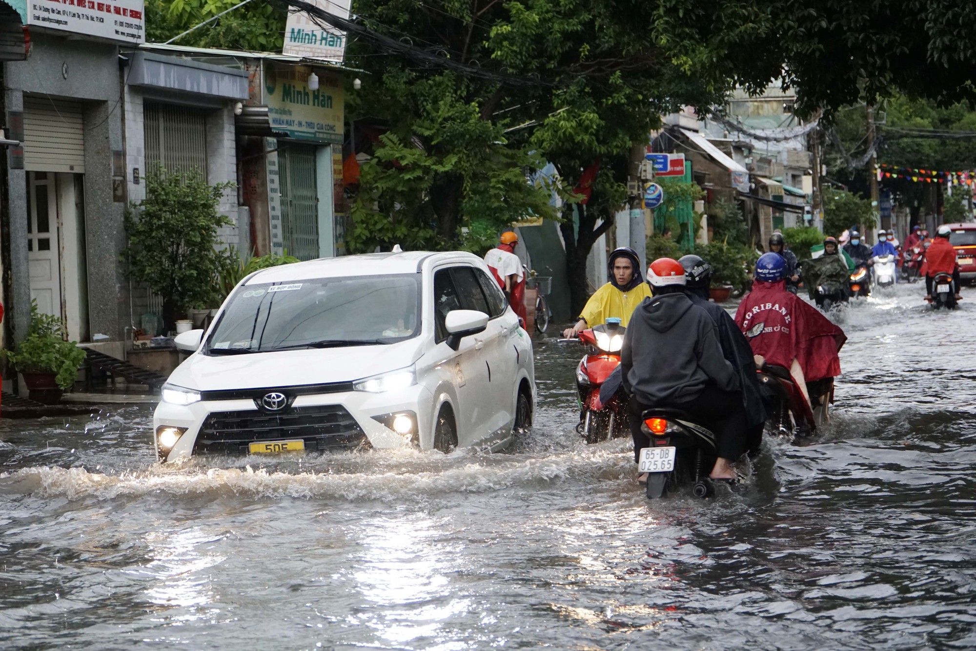 Nguy cơ xảy ra mưa lớn cục bộ tại TP.HCM và khu vực Nam Bộ trong chiều tối ngày 1/10 - Ảnh 2.