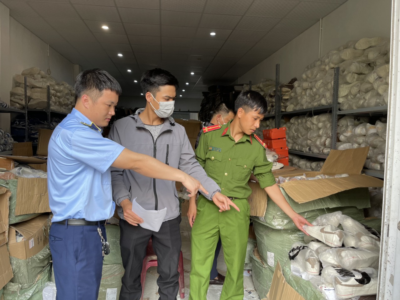 Liên tiếp khởi tố chủ hàng làm sản phẩm giả mạo hàng nổi tiếng - Ảnh 2.