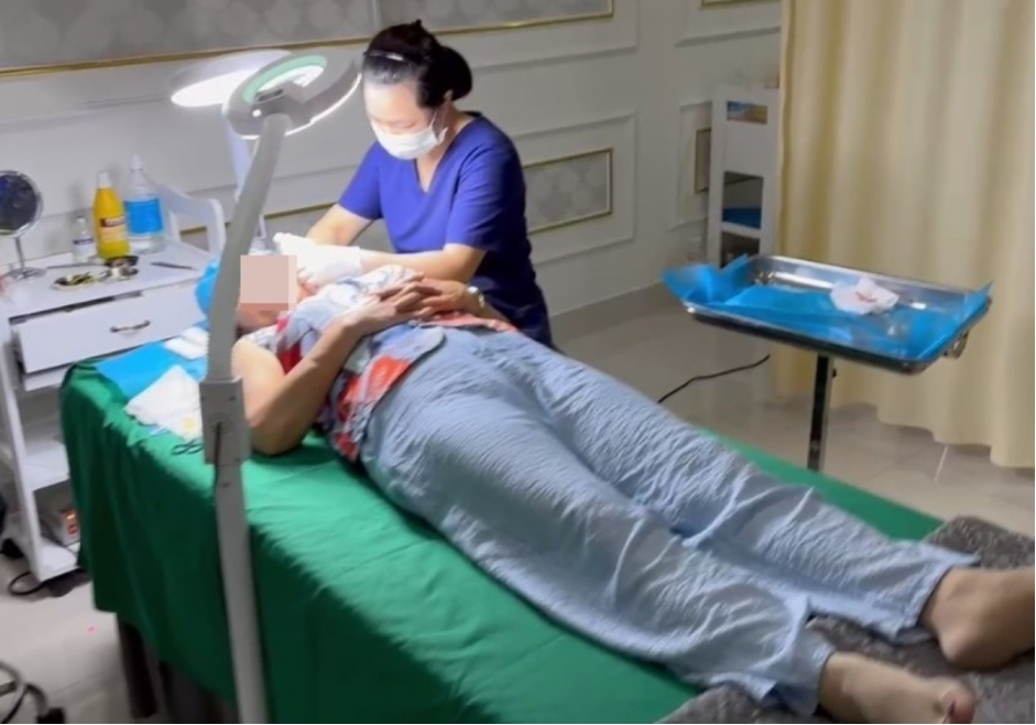 Chuyên gia nói gì sau vụ nữ lao công của thẩm mỹ viện trực tiếp phẫu thuật cho khách? - Ảnh 1.