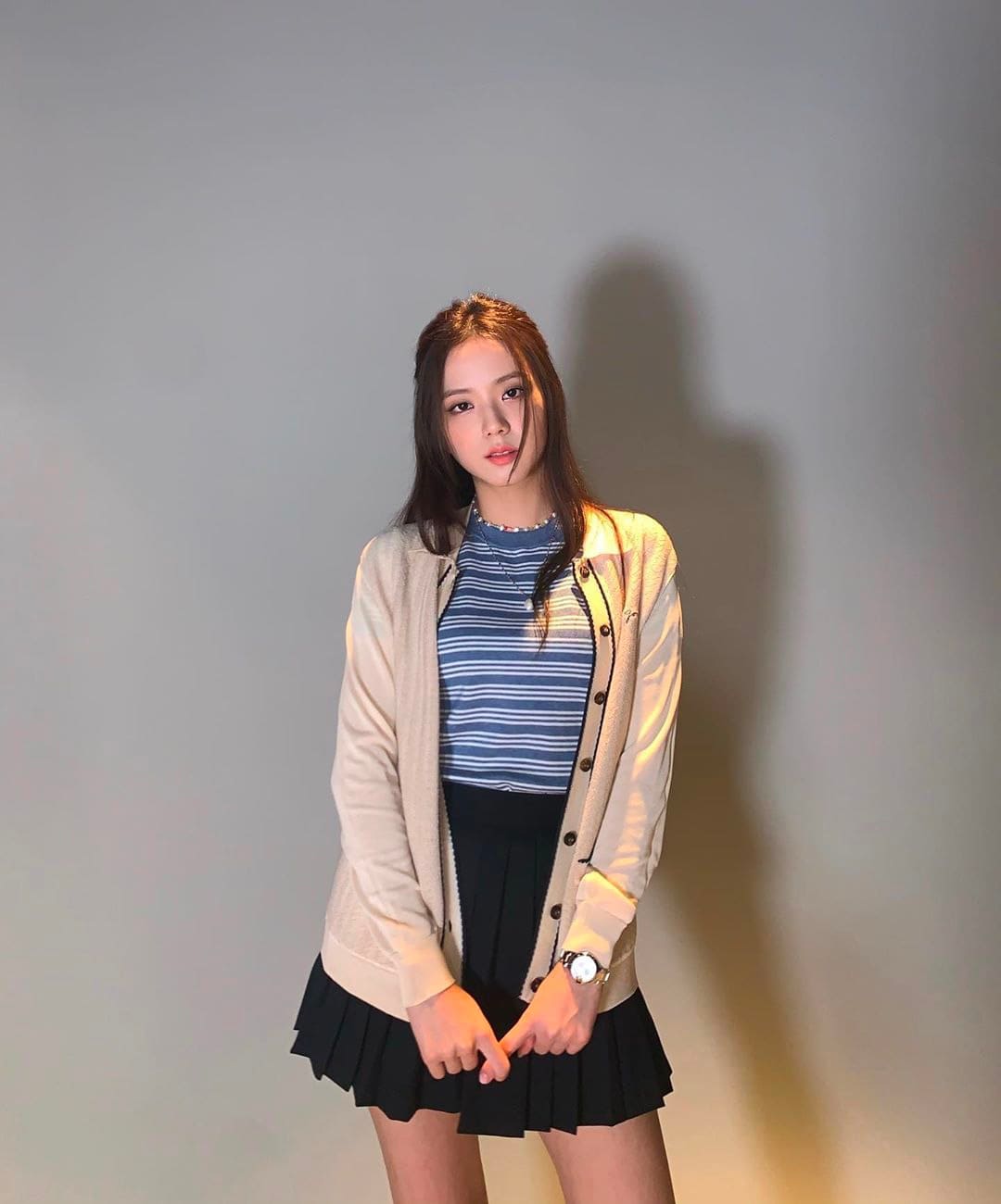 Mùa thu diện chân váy xếp ly đẹp như Jisoo, Rosé - Ảnh 2.