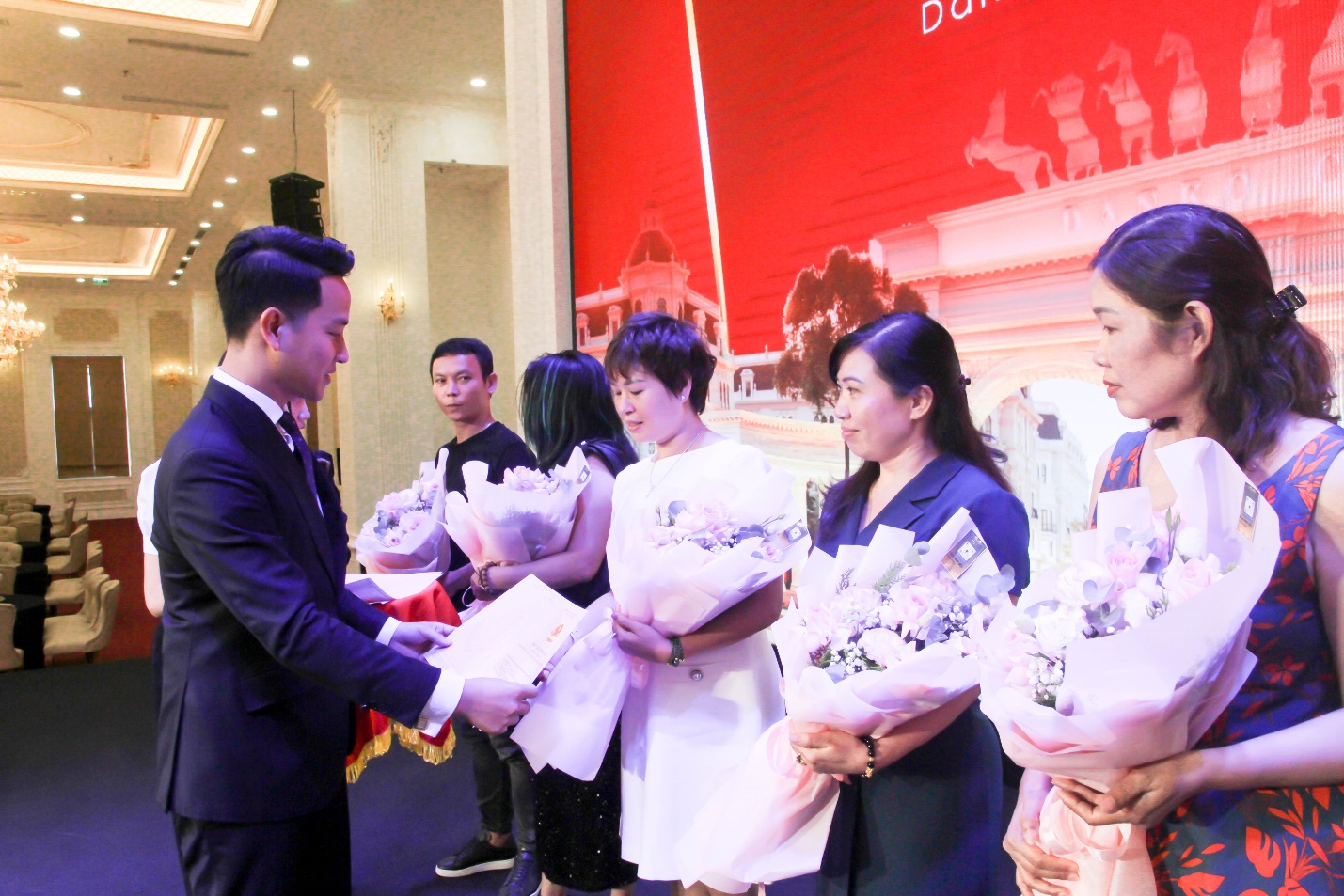Danko Group bàn giao Giấy chứng nhận quyền sử dụng đất cho cư dân - Ảnh 2.