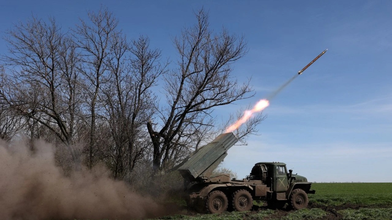Ukraine đánh mạnh vào tiền đồn quan trọng của Nga, ông Zelensky cảnh báo lạnh người Moscow  - Ảnh 1.