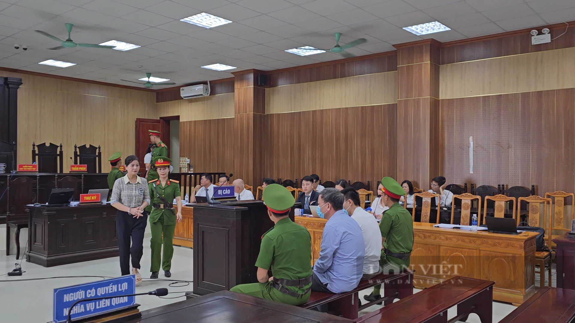 Xét xử nguyên giám đốc Sở GD-ĐT Thanh Hóa và 11 bị cáo gây thất thoát ngân sách gần 21 tỉ đồng - Ảnh 1.