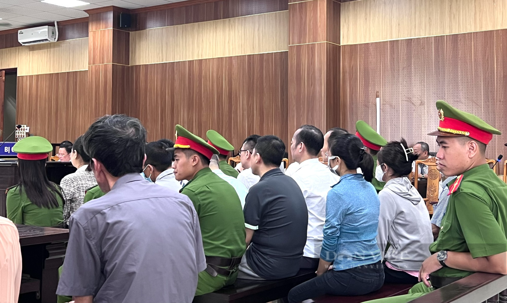 Xét xử nguyên giám đốc Sở GD-ĐT Thanh Hóa và 11 bị cáo gây thất thoát ngân sách gần 21 tỉ đồng - Ảnh 2.