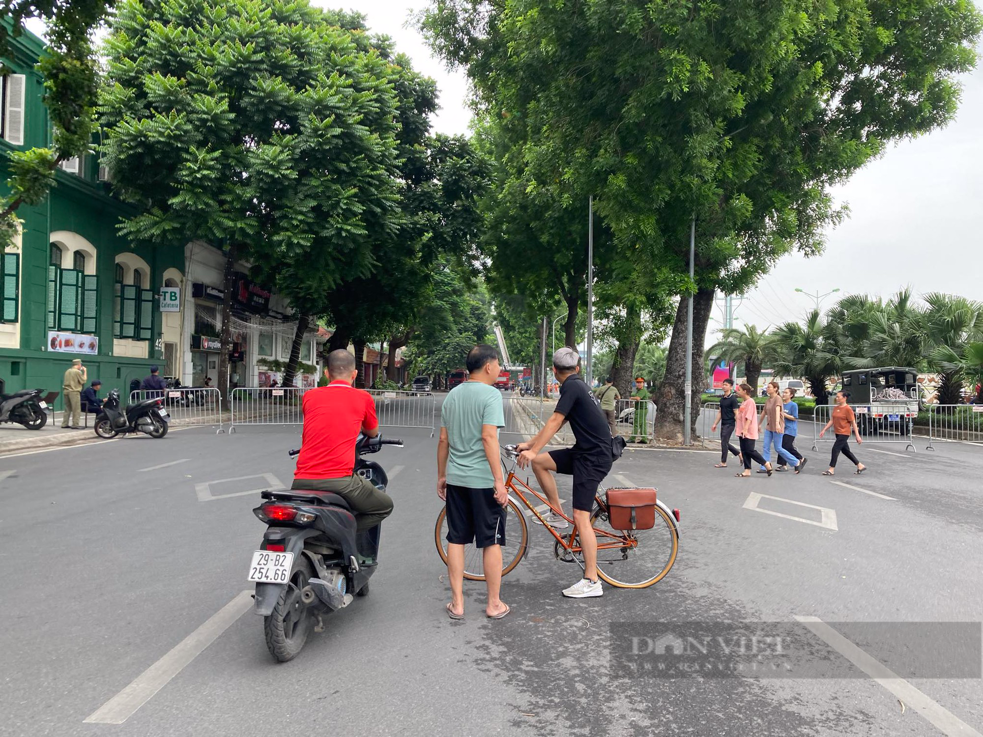 Hiện trường tan hoang sau nổ lớn cực lớn quán lẩu ở phố Yên Phụ, nhiều người bị thương nặng - Ảnh 10.
