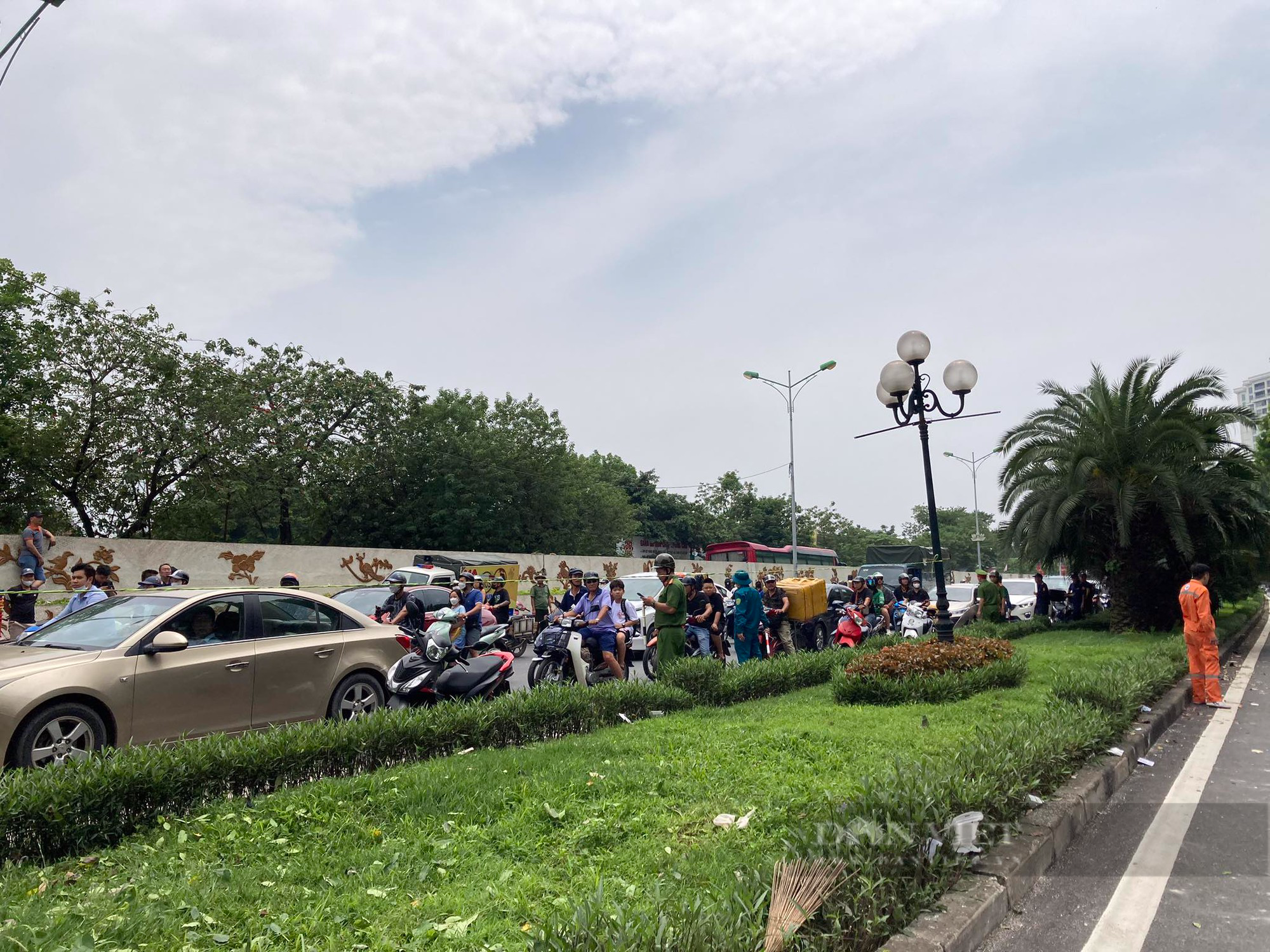 Hiện trường tan hoang sau nổ lớn cực lớn quán lẩu ở phố Yên Phụ, nhiều người bị thương nặng - Ảnh 11.