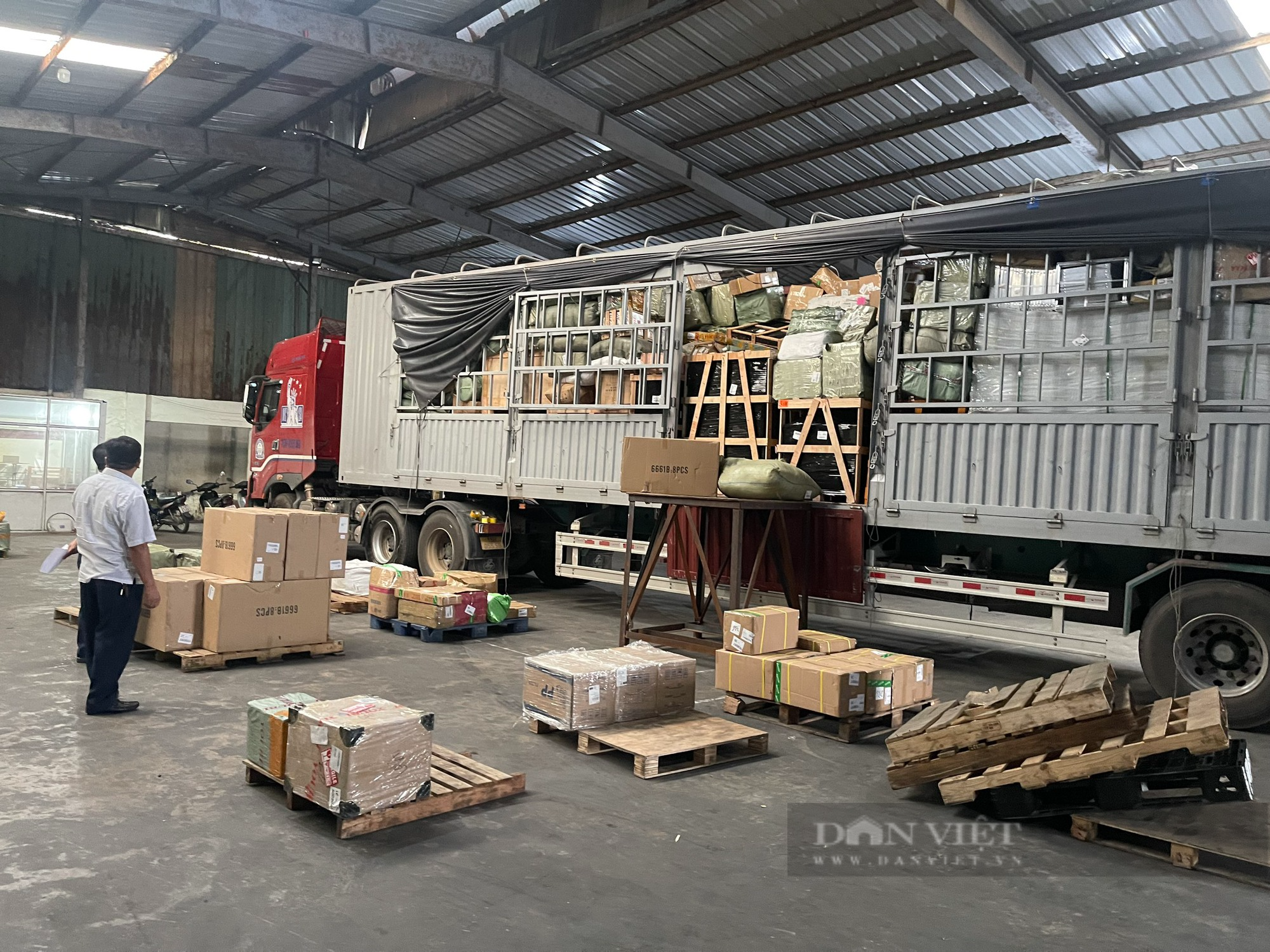 Xe chở hàng lậu bất ngờ &quot;đảo tuyến&quot; vẫn không thoát tội - Ảnh 1.