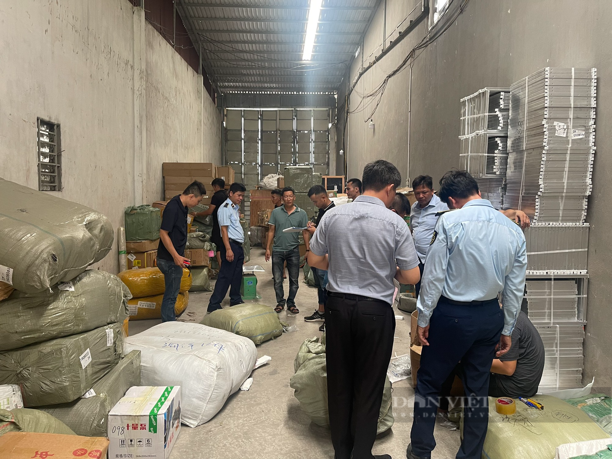 Xe chở hàng lậu bất ngờ &quot;đảo tuyến&quot; vẫn không thoát tội - Ảnh 2.