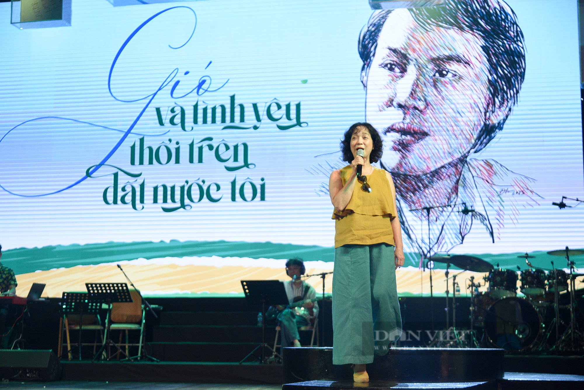 Các nghệ sĩ “hâm nóng” trước giờ lên sóng đêm thơ-nhạc-kịch &quot;Gió và Tình yêu thổi trên đất nước tôi&quot; - Ảnh 11.