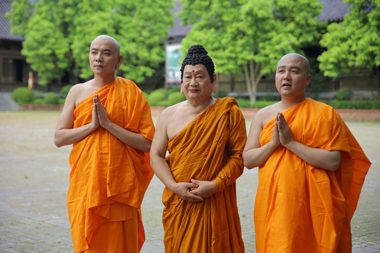 Nghệ sĩ Trà My bầm dập, trật khớp khi đóng vai ngạ quỷ trong phim Phật giáo do con trai đạo diễn - Ảnh 1.
