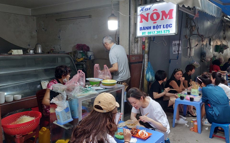 Nét văn hóa ẩm thực Hà thành qua phố ăn vặt Hàm Long - Ảnh 1. Nét văn hóa ẩm thực Hà thành qua phố ăn vặt Hàm Long - Ảnh 1.