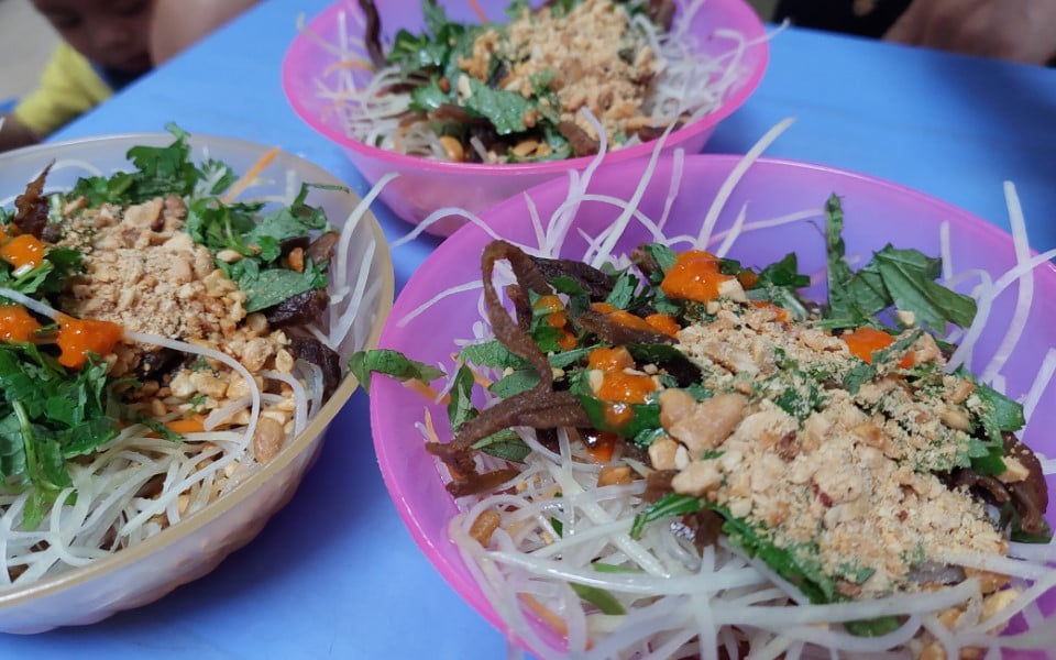 Nét văn hóa ẩm thực Hà thành qua phố ăn vặt Hàm Long - Ảnh 2. Nét văn hóa ẩm thực Hà thành qua phố ăn vặt Hàm Long - Ảnh 2.