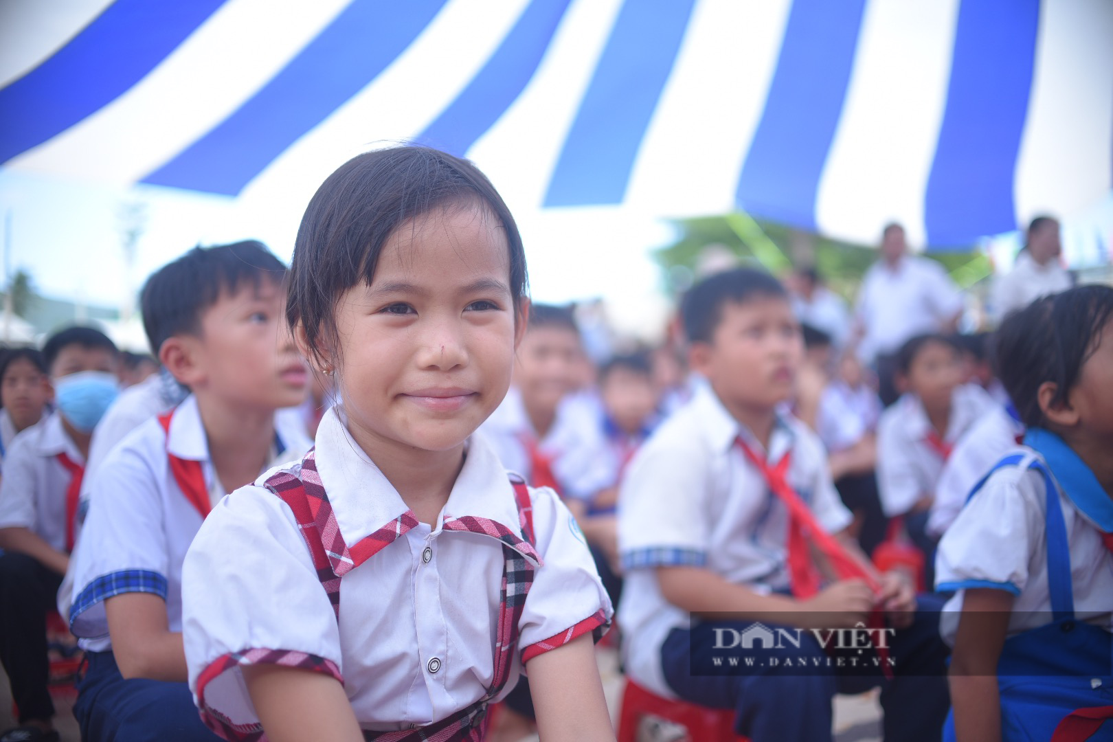 Báo Dân Việt trao học bổng, xe đạp cho học sinh nghèo vượt khó tại Bình Định - Ảnh 7.