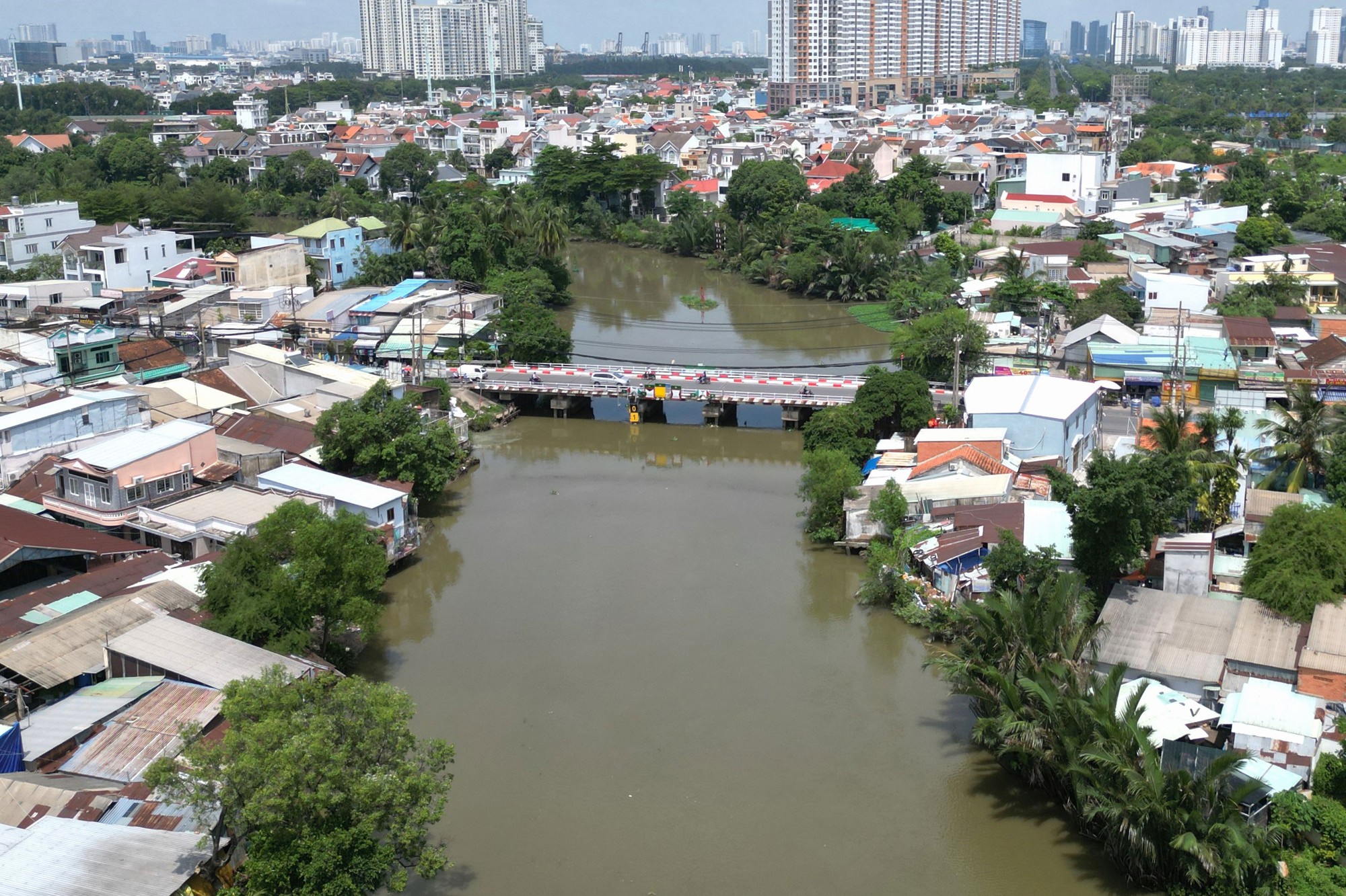 Biến sông, kênh, rạch thành dòng chảy vàng - Ảnh 1.