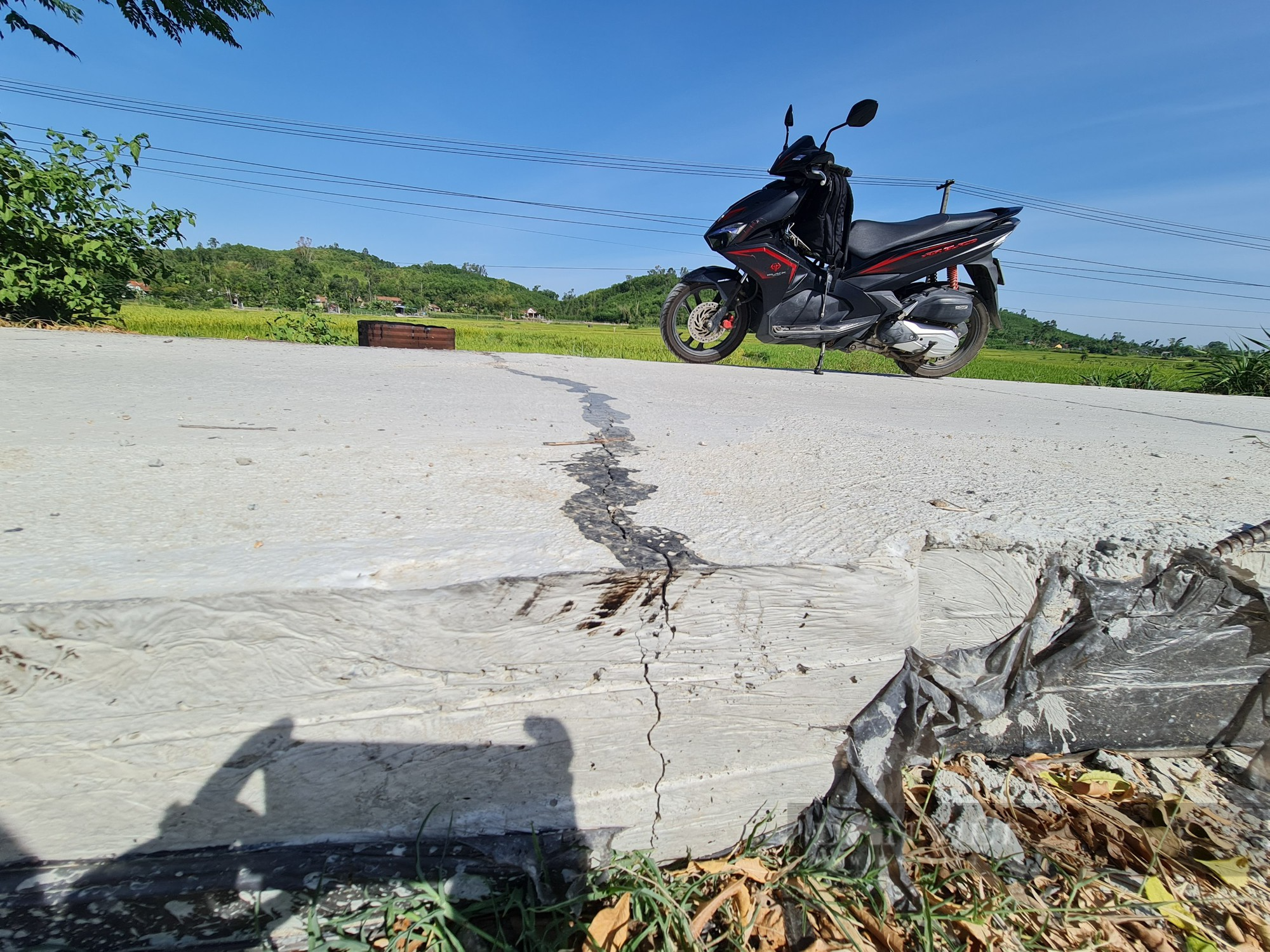 Quảng Nam: Đơn vị thi công hứa gì về việc đường bê tông 4,5 tỷ đồng chậm tiến độ, xuất hiện vết nứt? - Ảnh 1.