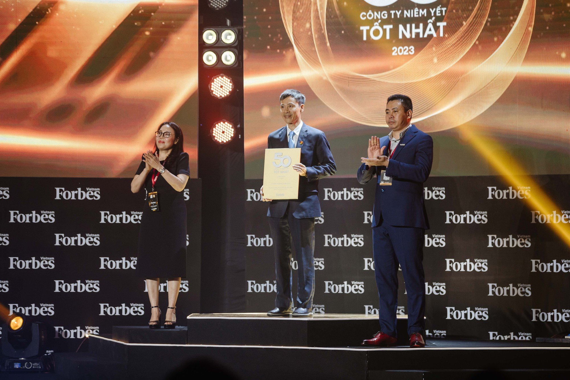 Phân bón Cà Mau vào Top 50 doanh nghiệp niêm yết tốt nhất 2023 - Ảnh 1.