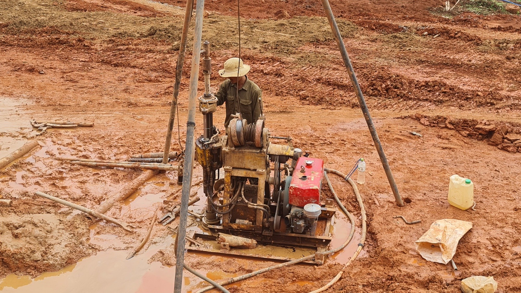 Khu vực sạt lở đất gần hồ chứa nước Đông Thanh, độ sâu 8-12 mét chủ yếu là đất cao lanh, đất mùn - Ảnh 6.