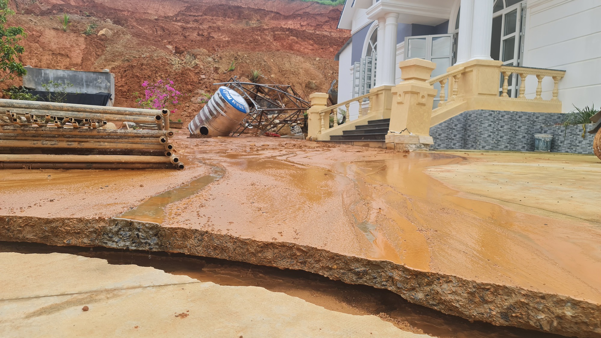 Người đàn ông xót xa khi xây nhà hết tiền tỷ nhưng không được vào ở - Ảnh 3.