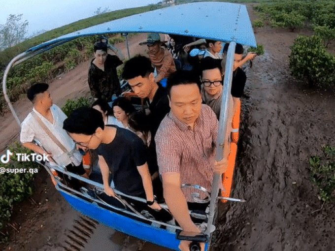 Thực hư &quot;xe máy cày&quot; đưa khách ra biển vô cực ở Thái Bình - Ảnh 2.